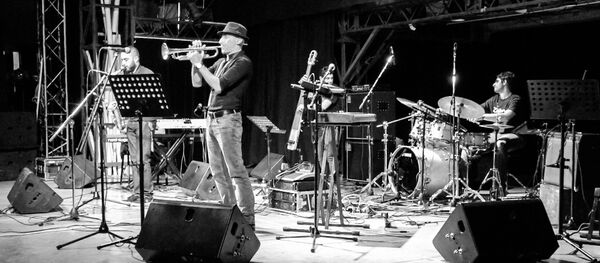 ყოველწლიურ Kavkaz Jazz Festival 2017-ზე შეიკრიბნენ მუსიკოსები აზერბაიჯანიდან, სომხეთიდან, საქართველოდან და თურქეთიდან ყოველწლიურ Kavkaz Jazz Festival 2017-ზე შეიკრიბნენ მუსიკოსები აზერბაიჯანიდან, სომხეთიდან, საქართველოდან და თურქეთიდან - Sputnik საქართველო