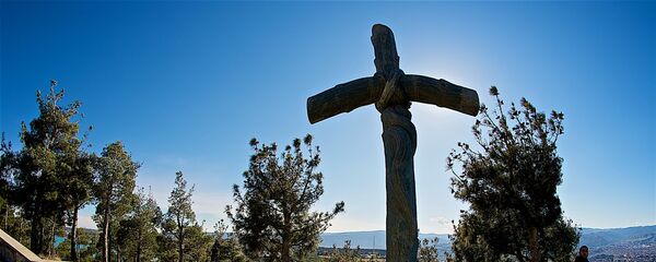 Крест Святой Нино у гигантского скульптурного комплекса История Грузии - Sputnik Грузия