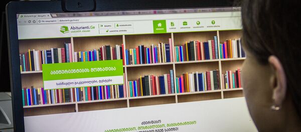 Девушка смотрит сайт Abiturienti.ge - Sputnik Грузия