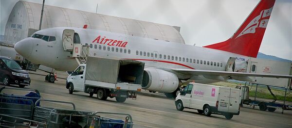 Самолет грузинской авиакомпании Airzena в Тбилисском аэропорту - Sputnik Грузия