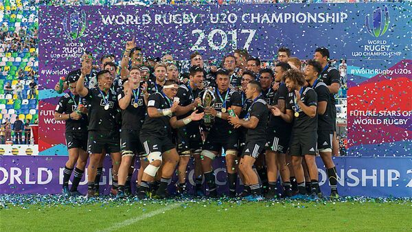 Сборная Новой Зеландии празднует победу после победы на чемпионате мира по регби U-20 - Sputnik Грузия