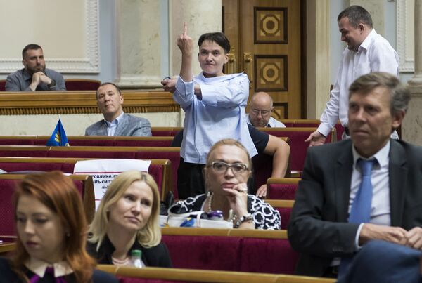 Депутат украинской Рады Надежда Савченко показала неприличный жест на заседании парламента. В ходе утреннего заседания нардеп подняла руку и выразительно продемонстрировала средний палец кому-то из своих коллег. Этот момент сразу попал в объективы камер мировых агентств - Sputnik Грузия