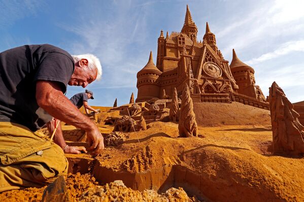 Мастер по работе со скульптурами из песка Франко Дага из Италии работает во время фестиваля песочных скульптур Волшебная песочная волна в Остенде, Бельгия - Sputnik Грузия