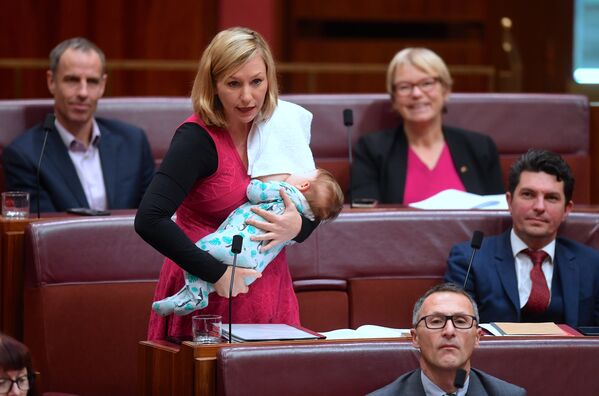 Австралийский сенатор Лариса Уолтерс вошла в историю страны, став первой женщиной, покормившей грудью своего ребенка прямо в зале заседаний парламента во время голосования - Sputnik Грузия