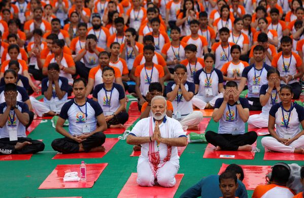 Масштабные мероприятия прошли в Индии в Международный день йоги. Там, несмотря на проливной дождь, на утреннюю практику собрались около 50 тысяч человек. К ним присоединился и премьер-министр страны Нарендра Моди - Sputnik Грузия