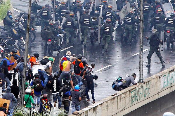 С апреля в Венесуэле не прекращаются почти ежедневные антиправительственные акции протеста. Власти страны заявляют, что Венесуэла стоит на пороге гражданской войны - Sputnik Грузия