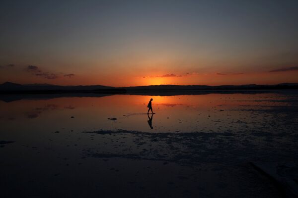 Турист гуляет на закате в Ларнаке, Кипр - Sputnik Грузия