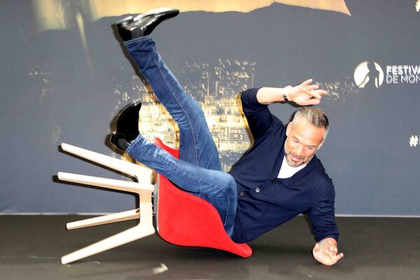 Французский актер Филипп Бас падает, позируя во время фотовыставки для телешоу Профили в рамках 57-го телевизионного фестиваля в Монте-Карло - Sputnik Грузия