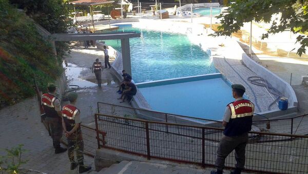 Полицейские в аквапарке в городе Акьязы в провинции Сакарья, в западной Турции - Sputnik Грузия