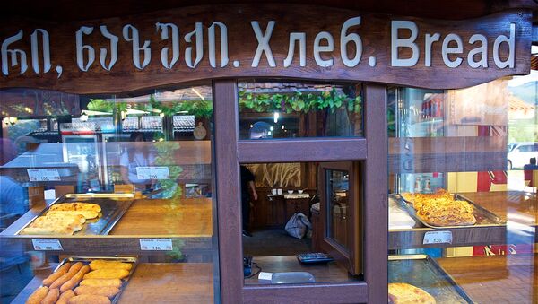Уличная торговля хлебом и хачапури в городе Мцхета - Sputnik Грузия
