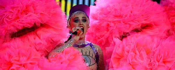 Кэти Перри выступает во время фестиваля Гластонбери в Великобритании  - Sputnik Грузия