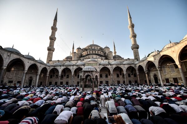 Мусульмане совершают молитвы в честь празднования Ид аль-Фитр в Голубой мечети в Стамбуле, Турция - Sputnik Грузия
