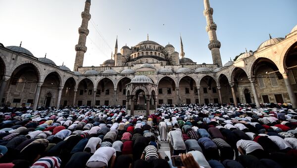 Мусульмане совершают молитвы Ид аль-Фитр в Голубой мечети в Стамбуле, Турция - Sputnik Грузия