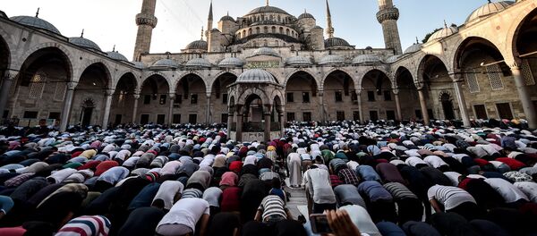 Мусульмане совершают молитвы Ид аль-Фитр в Голубой мечети в Стамбуле, Турция - Sputnik Грузия