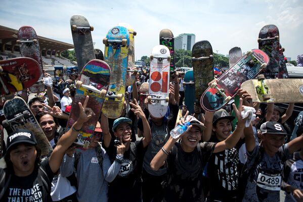 Филиппинцы держат в руках свои скейтборды во время спортивного мероприятия Go Skateboarding Day в Маниле, посвященного всемирному Дню скейтбординга - Sputnik Грузия