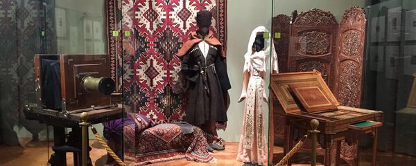 Фотоаппарат конца XIX века и национальный грузинский костюм - Sputnik Грузия