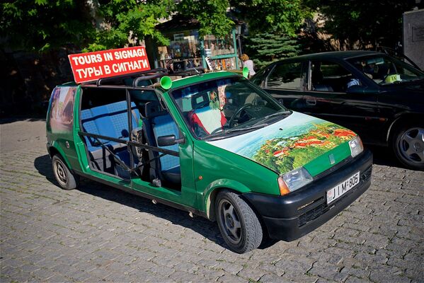 Тех туристов, кто хочет устроить путешествие по улочкам города на автомобиле, ждут вот такие машины - Sputnik Грузия