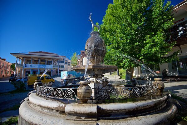 На площади Ираклия Второго, где находится круглосуточный ЗАГС, расположен красивый фонтан, который венчает фигура оленя - Sputnik Грузия