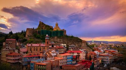 Вид на старый Тбилиси и крепость Нарикала