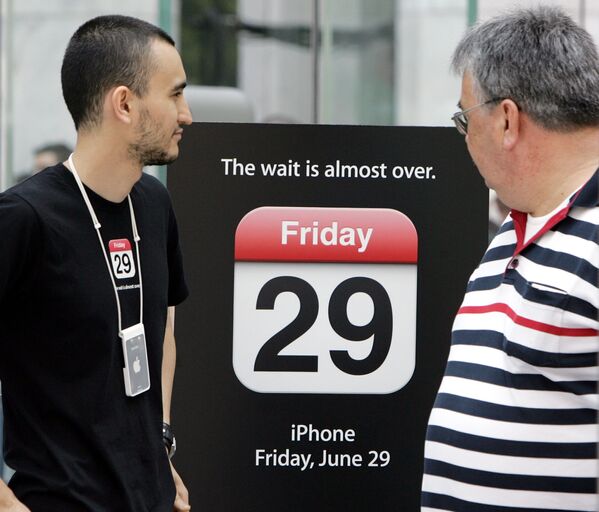 Несмотря на скепсис аналитиков, рынок сразу отреагировал на презентацию iPhone в 2007 году. Акции Apple выросли на 8%, а котировки компаний традиционных производителей сотовых телефонов упали. На фото - покупатель проходит мимо объявления, анонсирующего появление iPhone в магазине Apple в Нью-Йорке 26 июня 2007 года - Sputnik Грузия