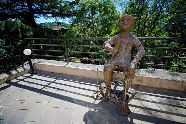 У парка 9 апреля также расположен музей Сигнахи, на террасе у здания находится статуя тамады - Sputnik Грузия