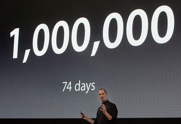Один миллион iPhone за 74 дня. Нам потребовалось почти два года, чтобы достичь такого показателя с iPod, - сказал в 2007 году глава Apple Стив Джобс, подводя первые итоги продаж нового революционного мобильного устройства - Sputnik Грузия