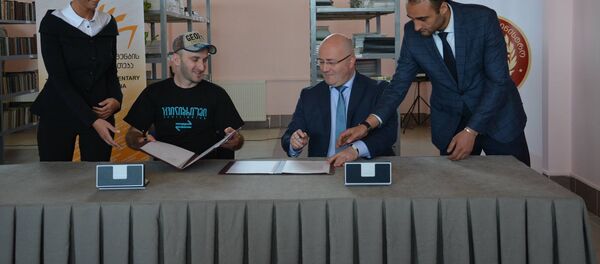 Меморандум о сотрудничестве подписан директором библиотеки Георгием Кекелидзе и министром обороны Грузии Леваном Изория - Sputnik Грузия