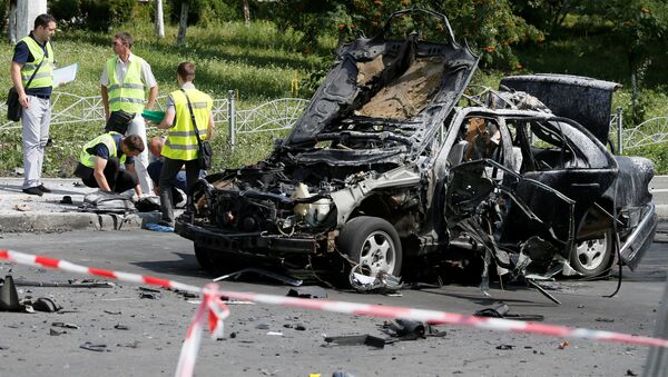 Следователи работают на месте взрыва бомбы в автомобиле, в результате которого был убит Максим Шаповал в Киеве, Украина - Sputnik Грузия