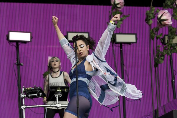 Британская певица Чарли Экс-си-экс выступает на фестивале - Sputnik Грузия