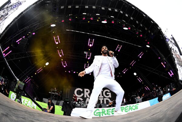 Британский певец Крейг Дэвид выступает на фестивале Glastonbury - Sputnik Грузия