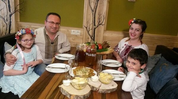 ზურაბ დვალი შვილებთან ერთად ზურაბ დვალი შვილებთან ერთად - Sputnik საქართველო