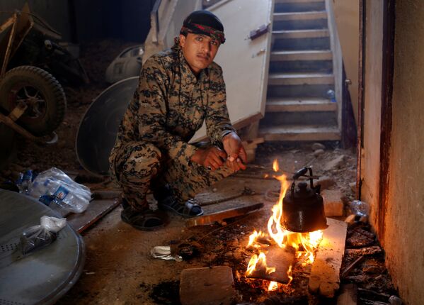 Ситуация в Ракке, Сирия. На фото - солдат Сирийских демократических сил, которые поддерживают США, готовит чай, во время затишья в ходе боев с боевиками Исламского государства - Sputnik Грузия