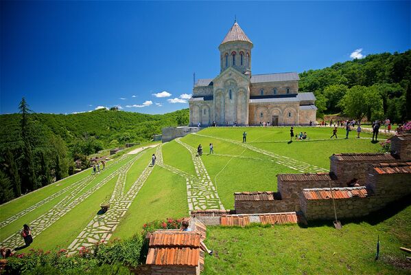 На территории Бодбийского монастыря построен и новый храм Святой Нино - рядом с ним также есть обзорная площадка - Sputnik Грузия
