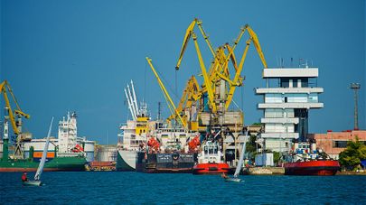 Вид на причалы и грузовые суда в Потийском порту