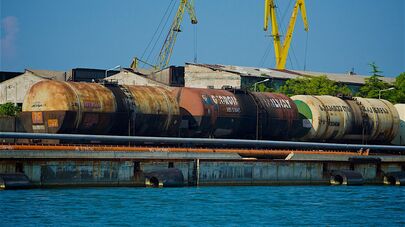 Нефтяные железнодорожные цистерны в Потийском порту