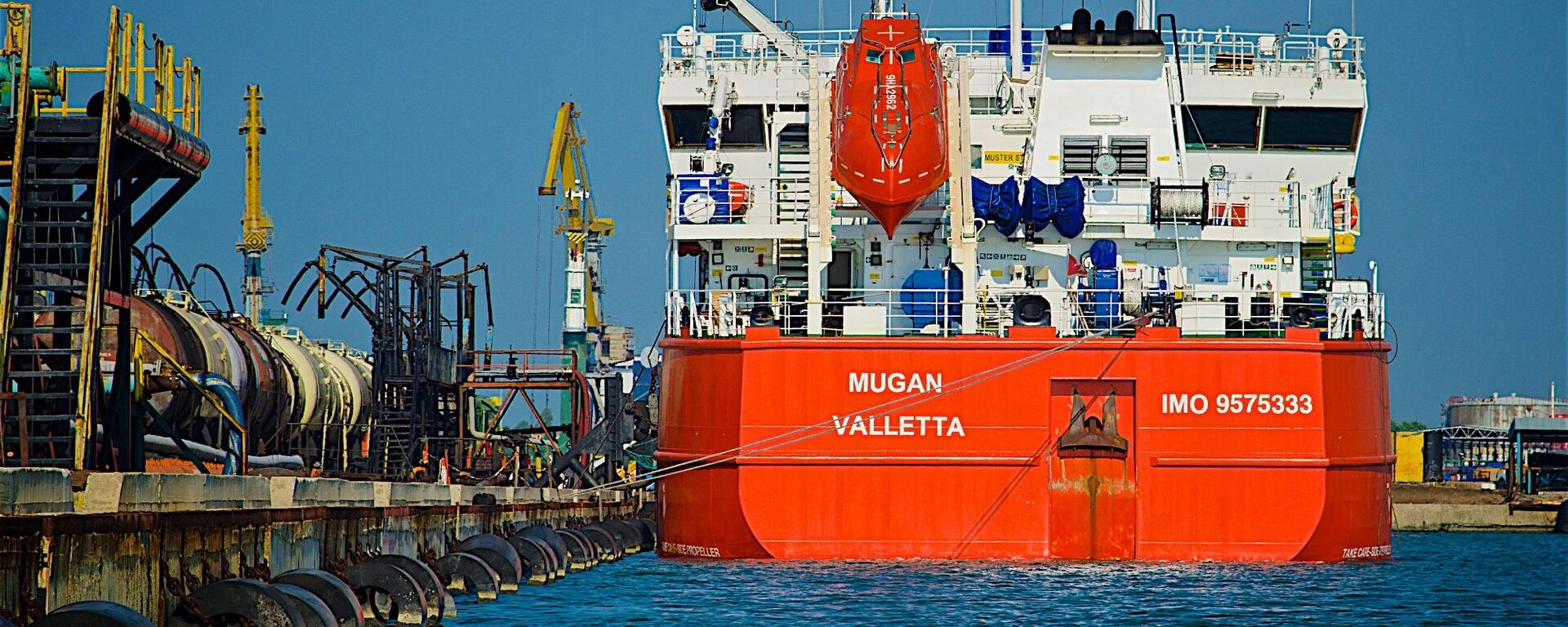 Нефтеналивной танкер в Потийском порту - Sputnik Грузия, 1920, 20.01.2026