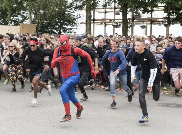 Человек в костюме Человека-паука бежит с другими участниками забега во время открытия Фестиваля Роскильде в 30 км к западу от Копенгагена - Sputnik Грузия