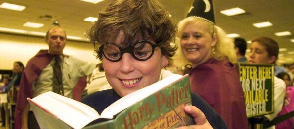 Поклонник Гарри Поттера Шон Бреннан, 10 лет, смотрит на книгу «Гарри Поттер и кубок огня» - Sputnik Грузия
