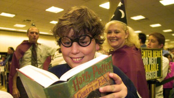 Поклонник Гарри Поттера Шон Бреннан, 10 лет, смотрит на книгу «Гарри Поттер и кубок огня» - Sputnik Грузия