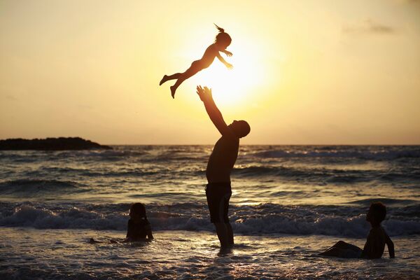 მამაკაცი ქალიშვილს ეთამაშება ზღვის პირას — ისრაელი, აშკელონი. - Sputnik საქართველო