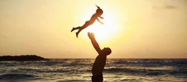 მამაკაცი ბავშვს ეთამაშება მამაკაცი ბავშვს ეთამაშება - Sputnik საქართველო