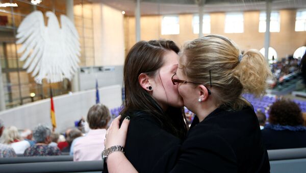 Пара целуется после заседания нижней палаты Бундестага, проголосовавшей за легализацию однополых браков в Германии - Sputnik Грузия