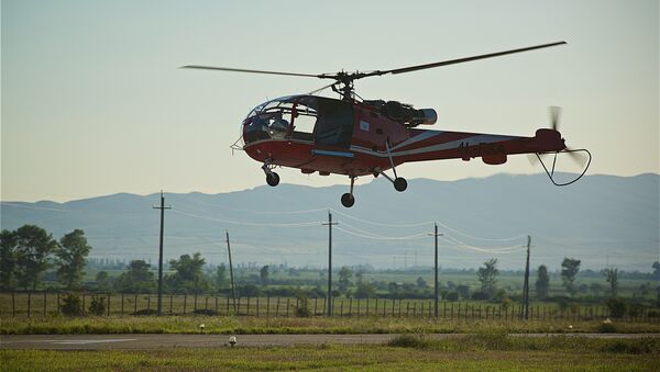 Прогулочный частный вертолет над аэродромом Натахтари - Sputnik Грузия