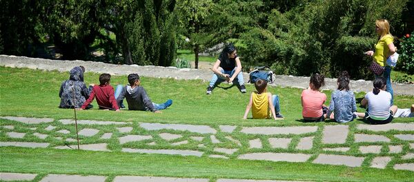 Люди отдыхают на территории монастыря Бодбе - Sputnik Грузия