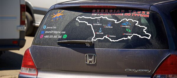 Машина одного из гидов, приглашающего туристов в путешествие по Грузии - Sputnik Грузия