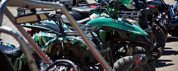 Квадроциклы у монастыря Бодбе ждут туристов - Sputnik Грузия