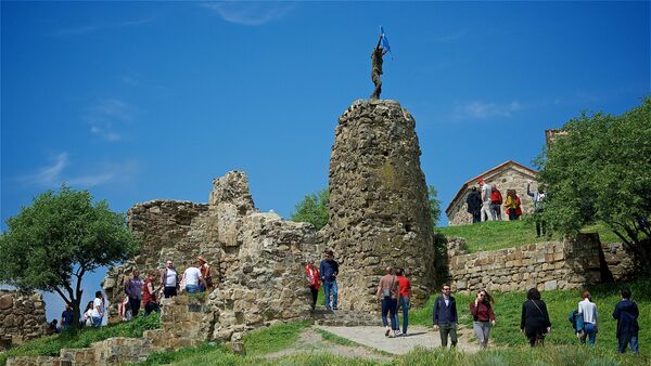 Туристы фотографируются на память у монастыря Джвари - Sputnik Грузия