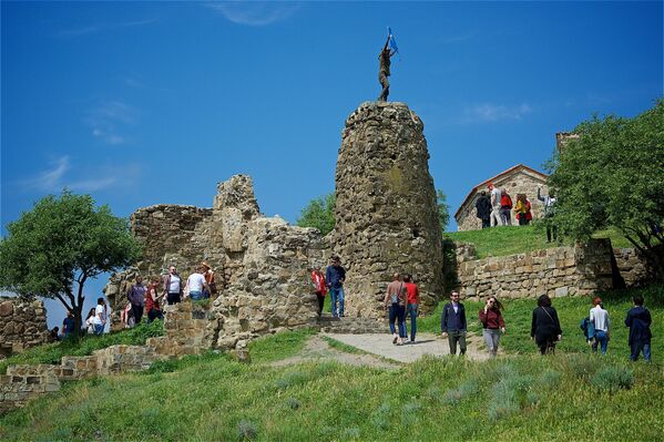 Фотографируясь на память у монастыря Джвари, туристы пытаются найти самые неожиданные и рискованные ракурсы - Sputnik Грузия