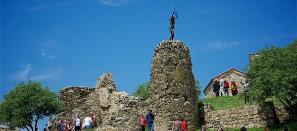 ტურისტები სამახსოვრო ფოტოს იღებენ ჯვრის მონასტერში - Sputnik საქართველო