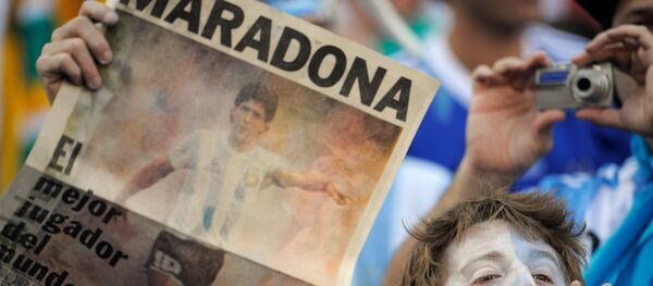 Болельщики приветствуют Диего Марадону Болельщики приветствуют Диего Марадону - Sputnik Грузия